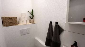 Regadera, amenidades de baño gratuitas, secadora de cabello, toallas