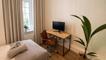 3 Schlafzimmer, Schreibtisch, Bügeleisen/Bügelbrett, Reisekinderbett