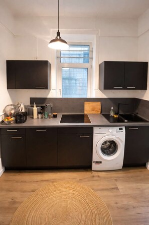 Réfrigérateur, micro-ondes, plaque de cuisson, lave-vaisselle