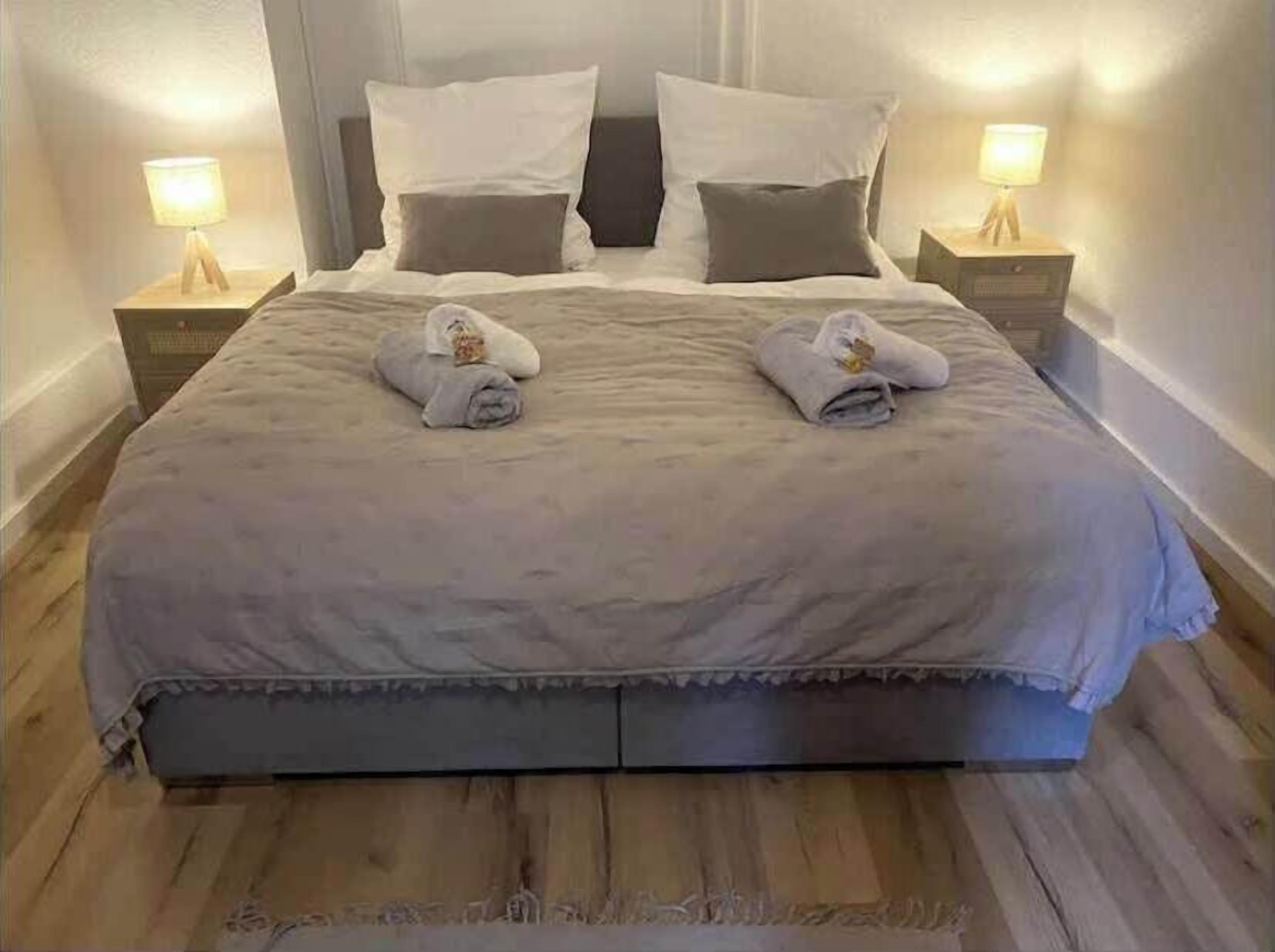 3 bedrooms, desk, iron/ironing board, travel cot