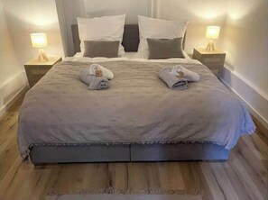 3 habitaciones, escritorio y tabla de planchar con plancha