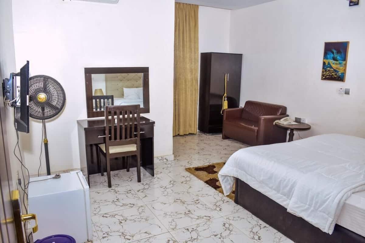1 bedroom, individually decorated, individually furnished