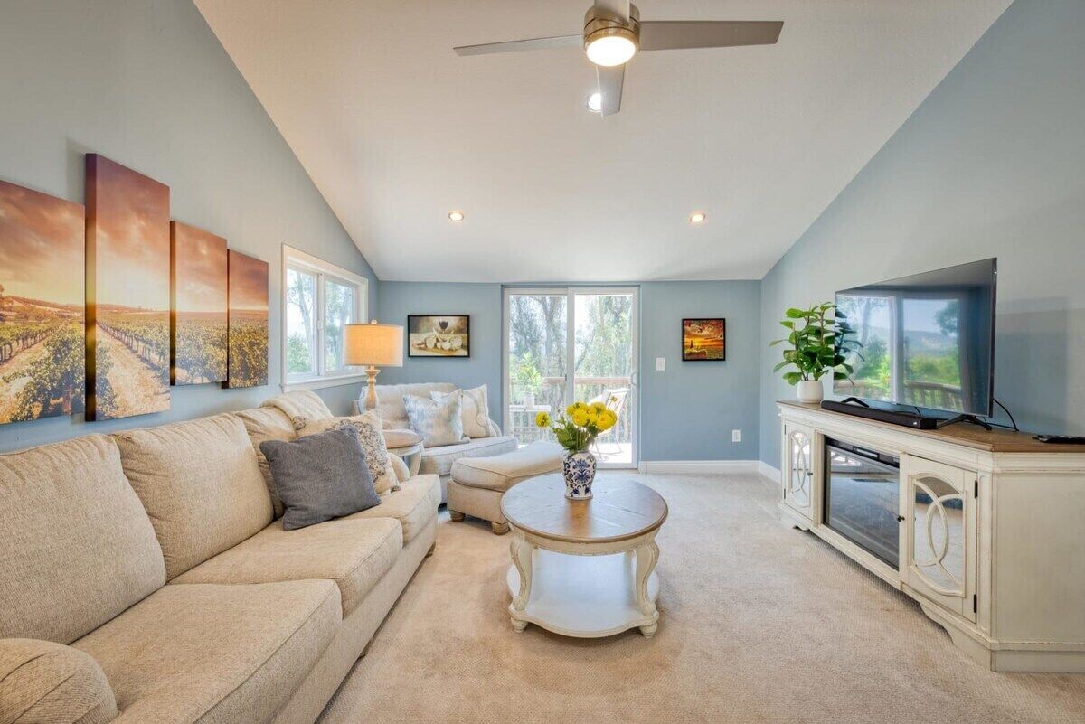 NEW! Wine Country 5BR/ Hot Tub/ Fire pit/ Patio