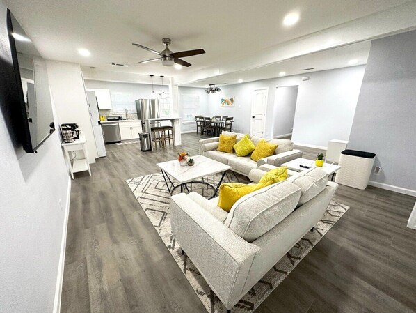 TV - Relaxing 4B Home big yard near Ft Worth, AT&T Stadium (North Richland Hills)