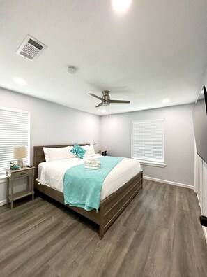 4 bedrooms, iron/ironing board, travel crib, WiFi - Relaxing 4B Home big yard near Ft Worth, AT&T Stadium (North Richland Hills)