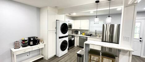 雪櫃、微波爐、焗爐、爐具