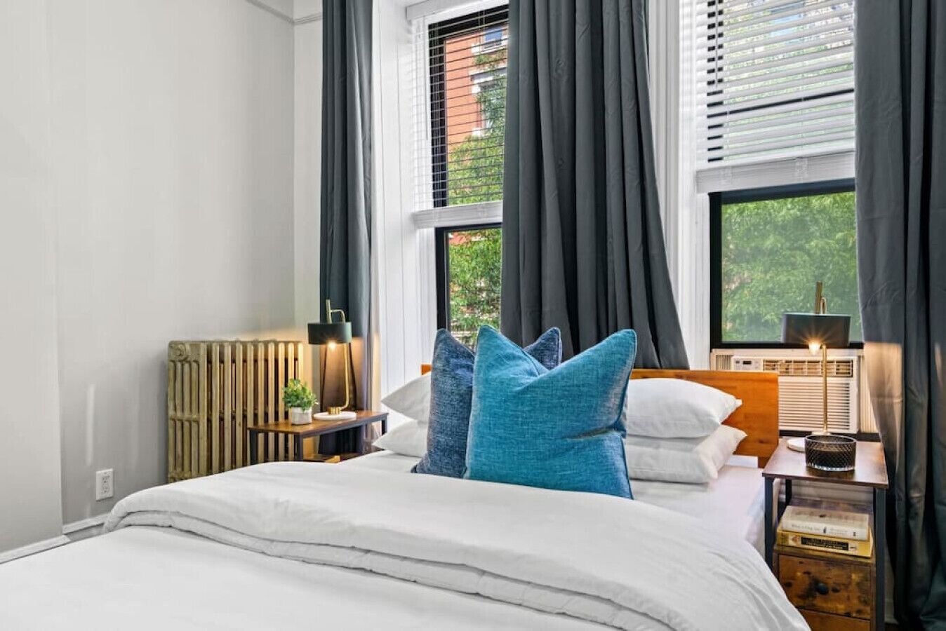 3 bedrooms, desk, iron/ironing board, travel crib