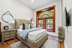 2 habitaciones, escritorio y tabla de planchar con plancha