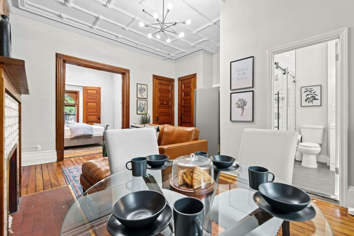 2 slaapkamers, een bureau, een strijkplank/strijkijzer, reisbedje