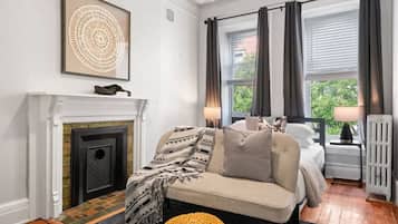 3 bedrooms, desk, iron/ironing board, travel crib