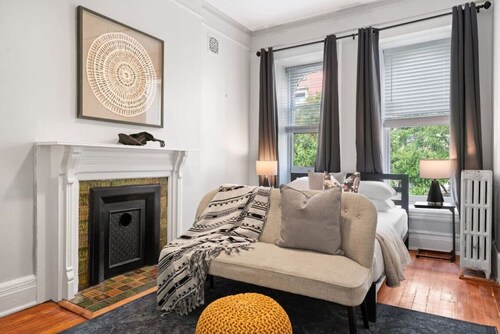 Historic 3-Bed Brownstone, near Trains