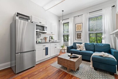 Historic 3-Bed Brownstone, near Trains