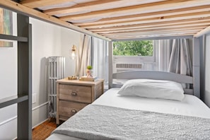 3 habitaciones, escritorio, tabla de planchar con plancha y wifi