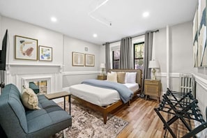 2 bedrooms, desk, iron/ironing board, travel cot - Family Brownstone with Private Backyard Near Subway (New York)