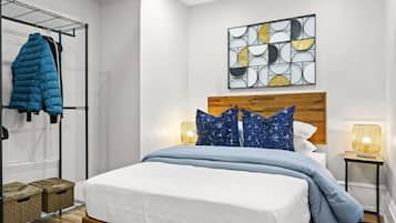 2 habitaciones, escritorio y tabla de planchar con plancha