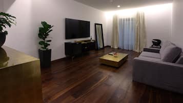Suíte executiva, sauna seca | Sala de estar | TV 40 polegadas com canais digitais, pisos aquecidos