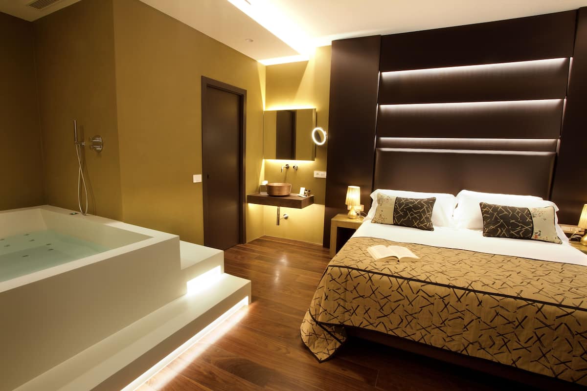 Suite, Hot Tub | 1 bedroom, premium bedding, down comforters, minibar