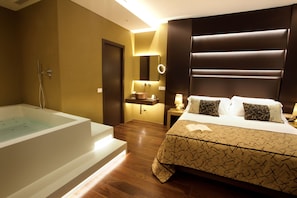 Suite, hot tub | Seprai premium, selimut bulu angsa, minibar, dan brankas