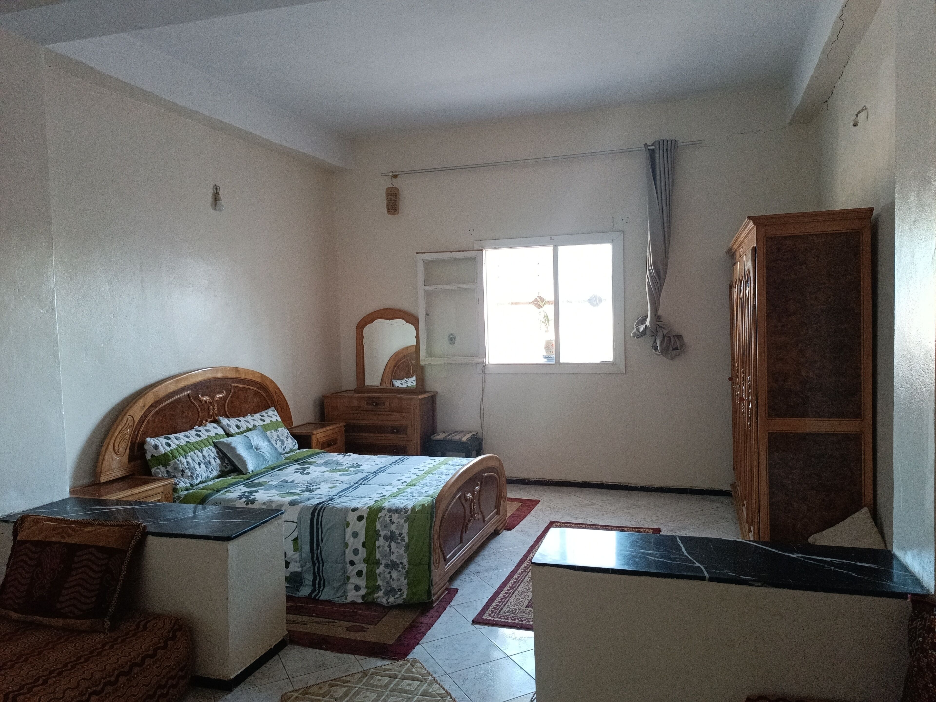 5 室のベッドルーム、WiFi (無料)、ベッドシーツ