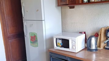 Classic Villa | Private kitchen | Full-size fridge, microwave, oven, stovetop