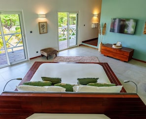 4 bedrooms, in-room safe, desk, iron/ironing board