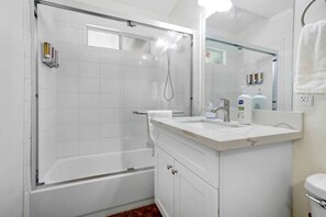 Hårtork, handdukar, tvål och schampo