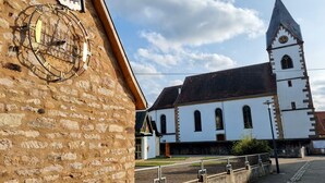 Ein historisches Gebäude mit einem Uhrturm und einer Ziegel-Fassade.