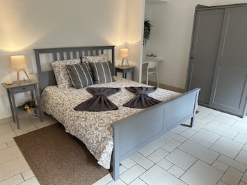 Bedroom - 160*200 bed (1)