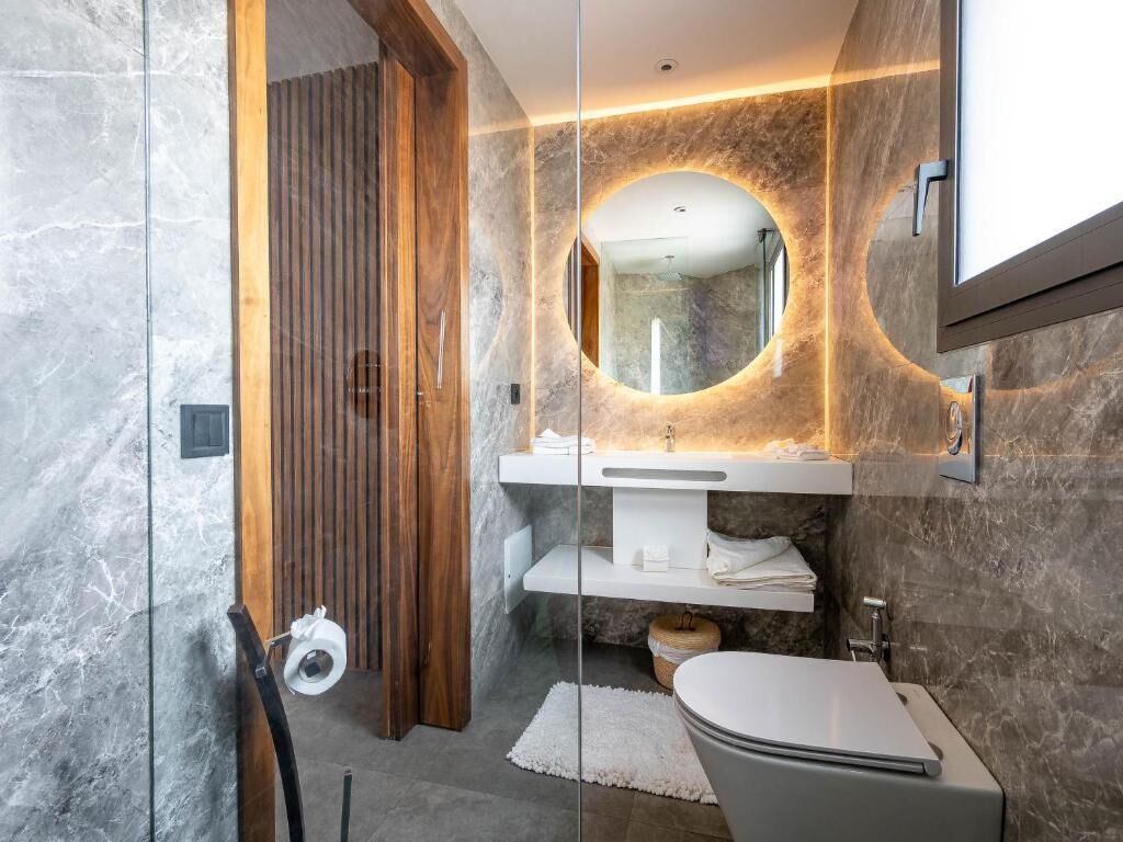 Design-suite | Badeværelse | Bruser, brusehoved med spredningseffekt, gratis toiletartikler