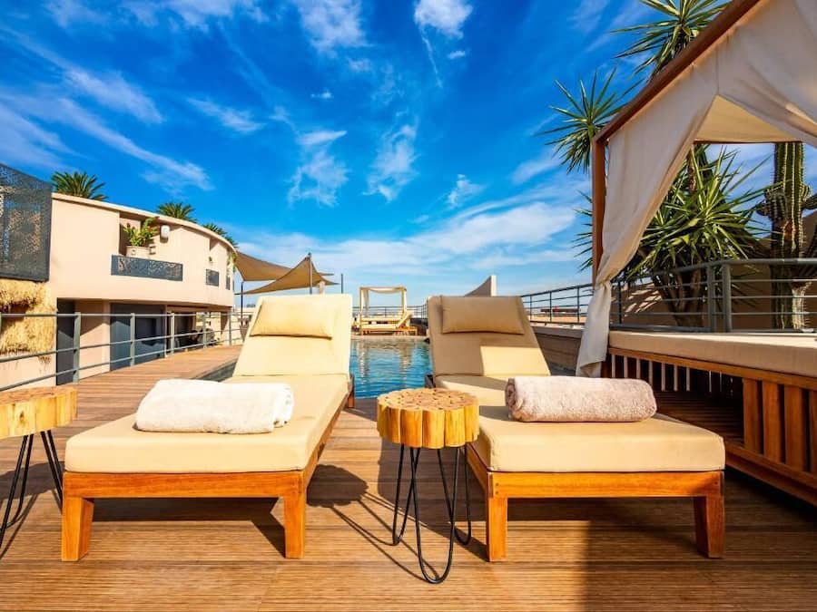 Utendørsbasseng og solsenger