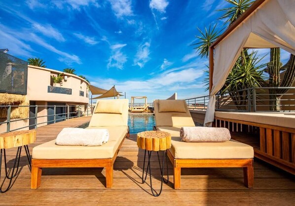 Piscine extérieure, chaises longues