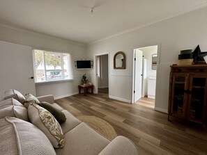 Smart TV, books - Freshly renovated family home situated close to the beach, shops & golf course. (Normanville)