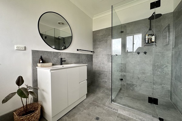 Douche, séchoir à cheveux, serviettes fournies, savon
