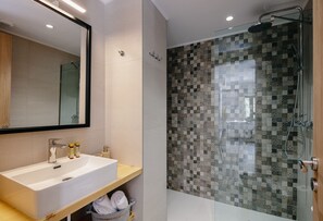 Regadera, amenidades de baño gratuitas, secadora de cabello, toallas