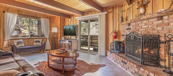 Woody Gold Bear Lodge - Relaxing Cozy Ski Cabin