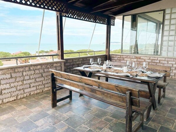 Outdoor dining - Family sized Beachside Apt, with sunset views + BBQ (Golem)