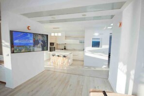 Dining - Family sized Beachside Apt, with sunset views + BBQ (Golem)