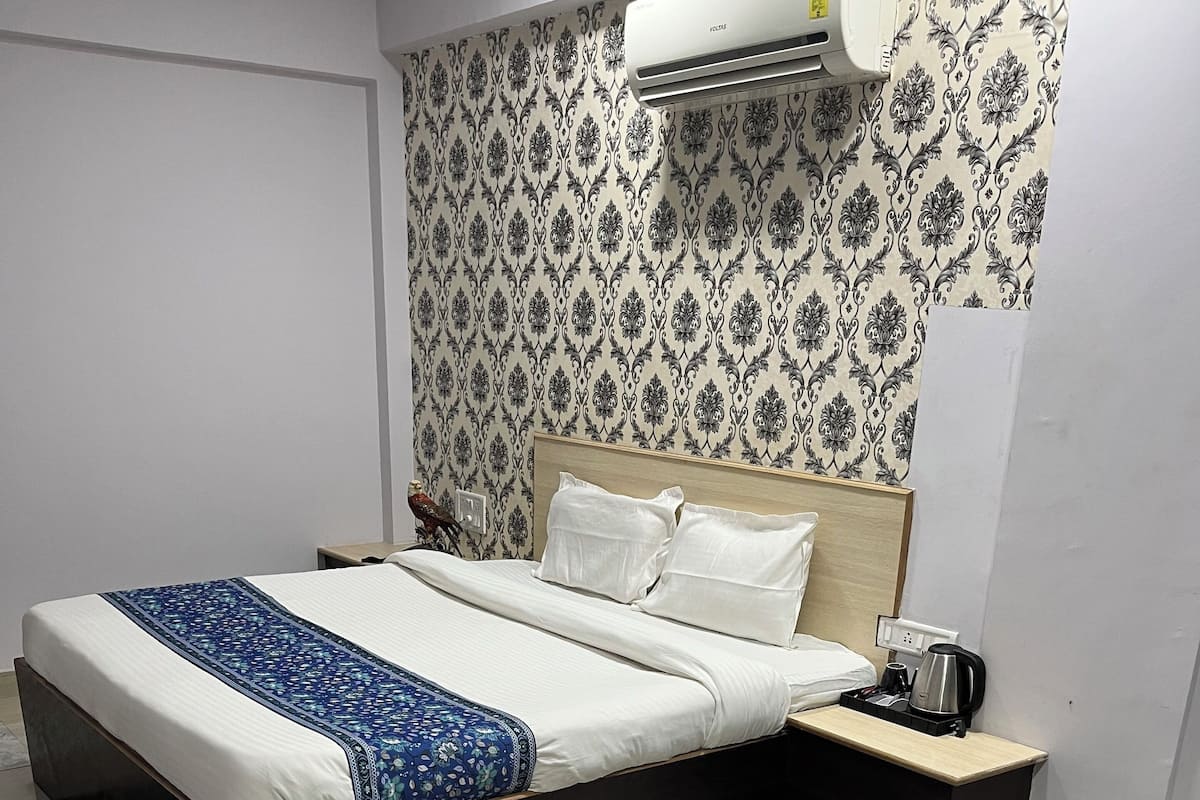 Egyptian cotton sheets, premium bedding, free WiFi, bed sheets