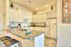 Micro-ondes, plaque de cuisson, lave-vaisselle, cafetière/bouilloire