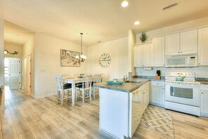 Micro-ondes, plaque de cuisson, lave-vaisselle, cafetière/bouilloire