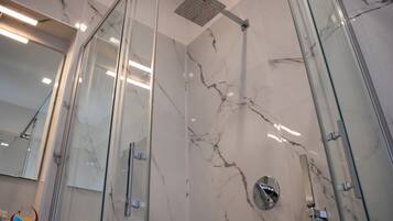 Dusche, Haartrockner, Bidet, Handtücher