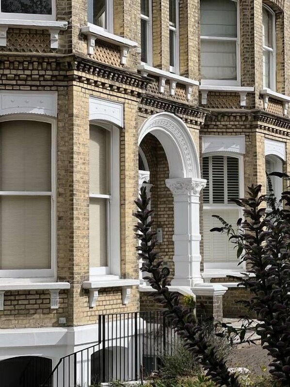 Exterior detail - 10 minute walk from the beach and Beautiful Hove Lawns. (Brighton and Hove)