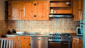 Private kitchen - Cozy apartment 10 min from the sea and very well connected to the city center (Aci Castello)