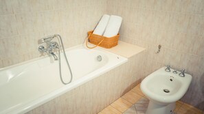 Shower, hair dryer, bidet, towels - Cozy apartment 10 min from the sea and very well connected to the city center (Aci Castello)