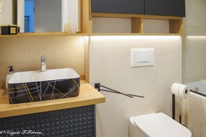 Apartment | Bathroom | Combined shower/bathtub, deep-soaking bathtub, hair dryer, towels