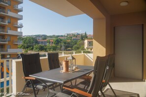Apartment | Outdoor dining - Apartment Sleeps 4 With Sea View (Rijeka)