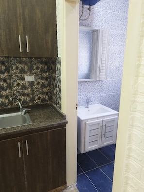 Shower - Dana Palace - Standard Room (Amman)