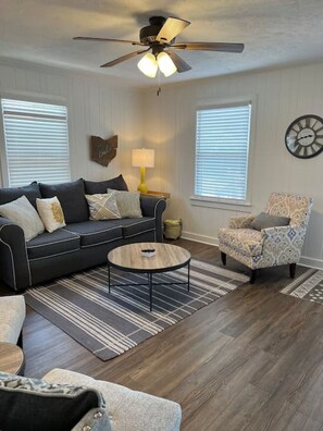 TV - GOTL Strip - Private Beach Access - Sunset Vacation Rentals (Geneva)