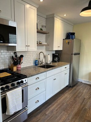Fridge, microwave, oven, stovetop - GOTL Strip - Private Beach Access - Sunset Vacation Rentals (Geneva)