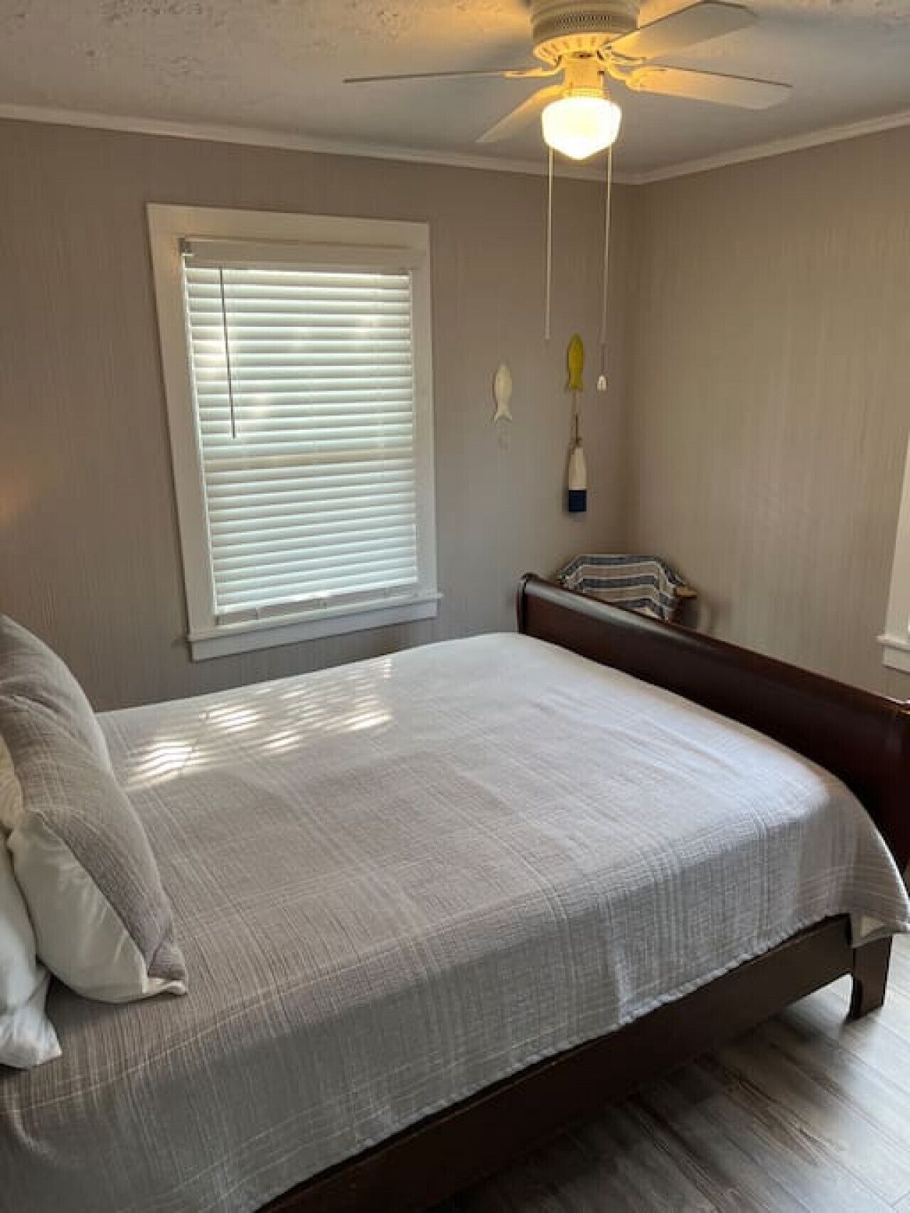 2 bedrooms, desk, iron/ironing board, travel crib